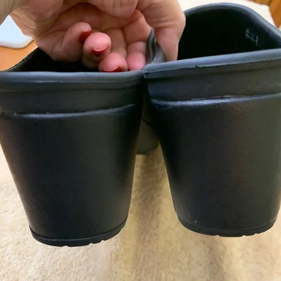 Crocs Clogs - Picture 6 of 8